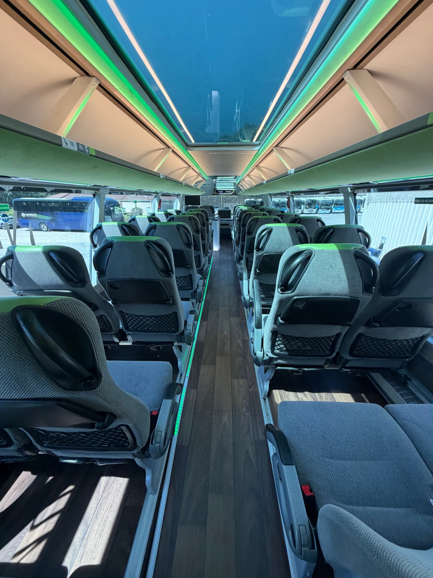 Habitacle d'autocar avec éclairage d'ambiance après remise en état