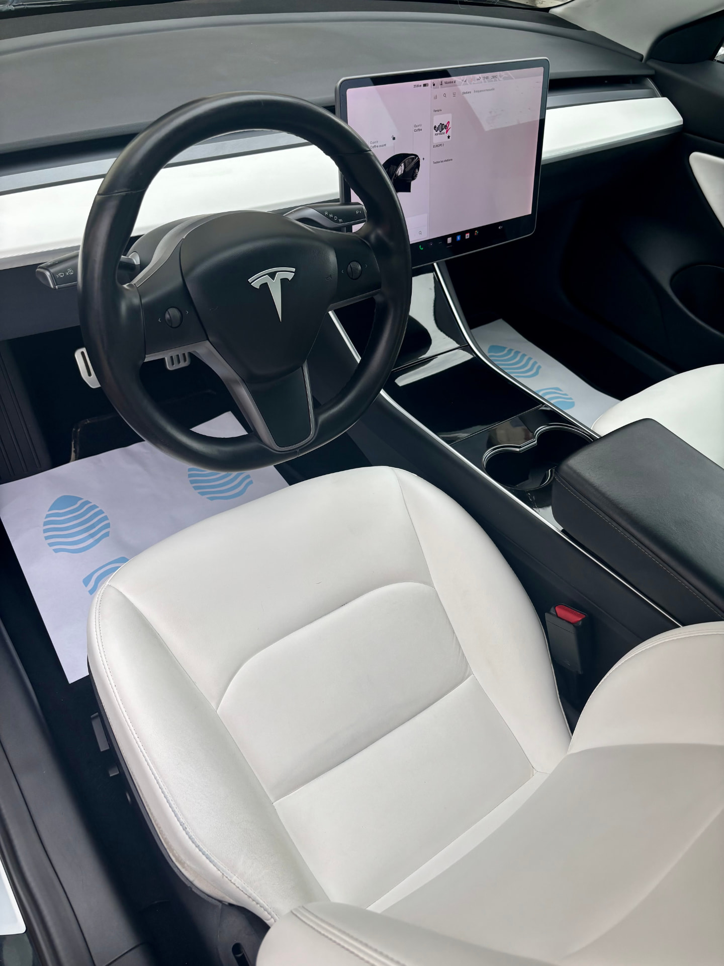 Habitacle Tesla à sellerie claire après nettoyage complet