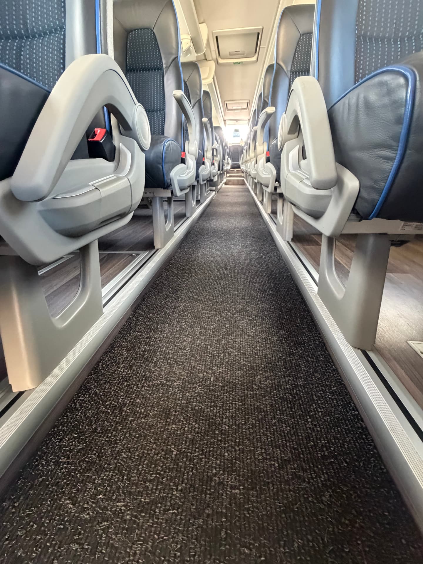 Allée centrale et moquette d'autocar après nettoyage