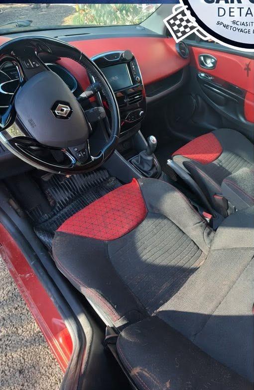 Renault Clio — intérieur complet — avant