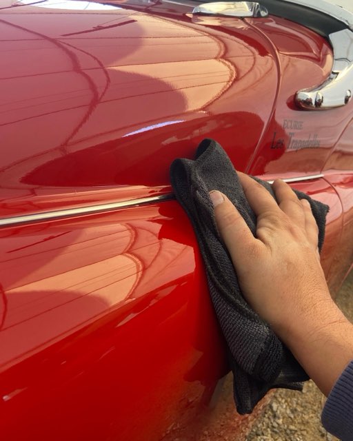 Finition à la main d'une carrosserie rouge au chiffon microfibre