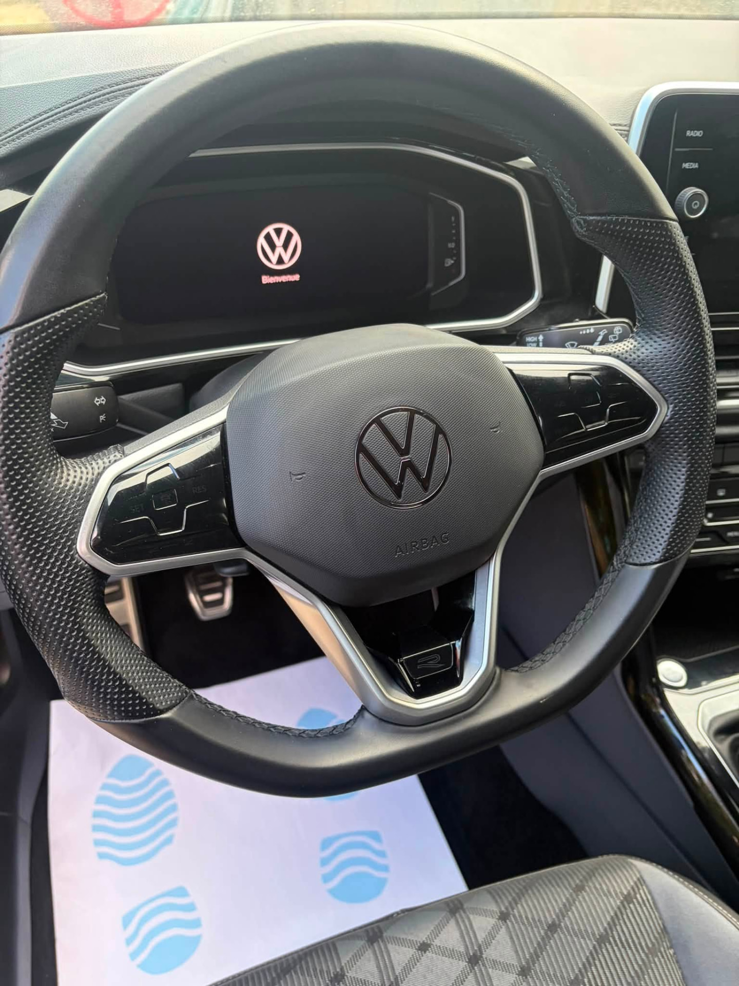 Volant, commandes et combiné d'une Volkswagen nettoyés en finition
