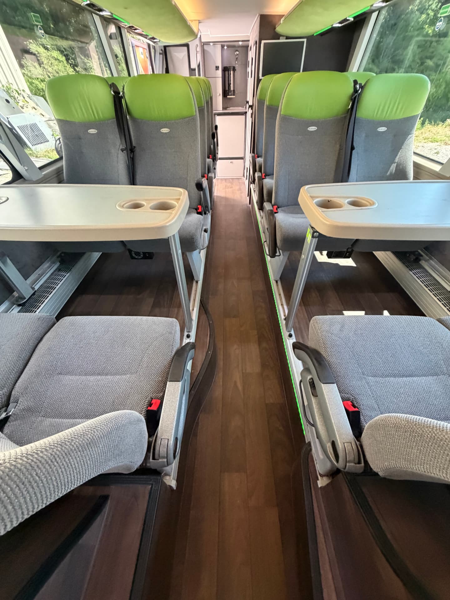 Rangées de sièges d'un minibus après nettoyage intérieur