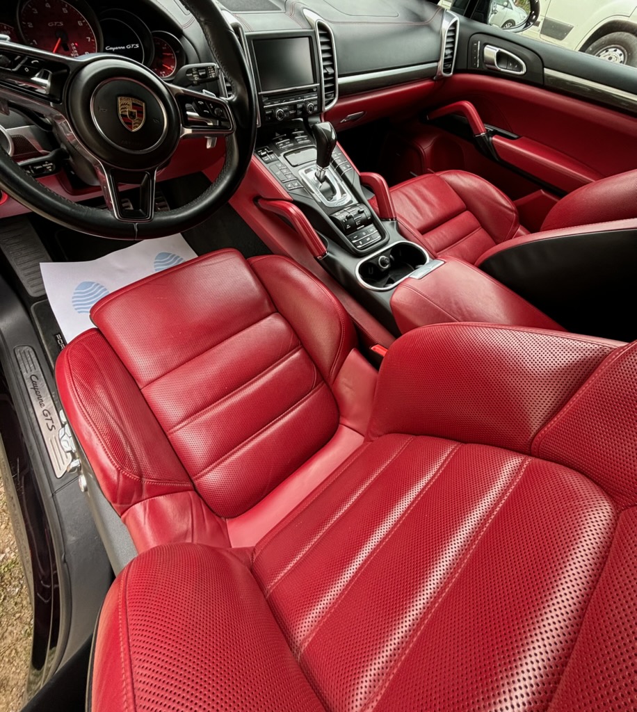 Habitacle cuir rouge d'un Porsche Cayenne GTS après nettoyage